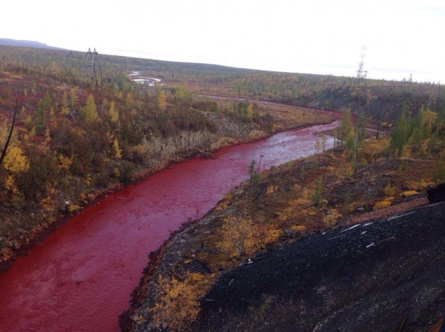 Russia, mistero sul fiume che cambia colore: il Daldykan diventa rosso