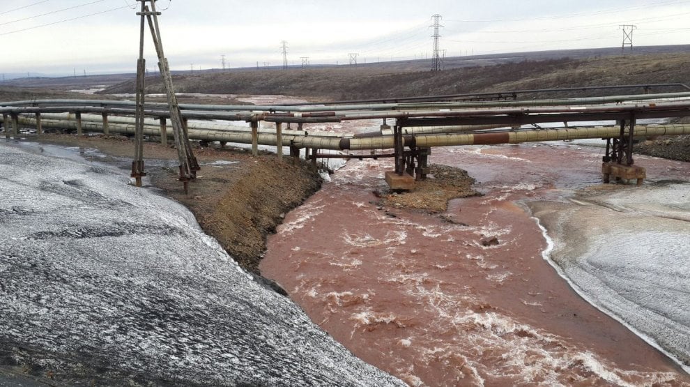 Russia, mistero sul fiume che cambia colore: il Daldykan diventa rosso