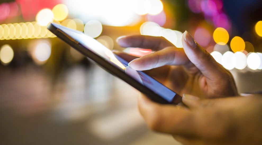 Smartphone, lo controlliamo 80 volte al giorno