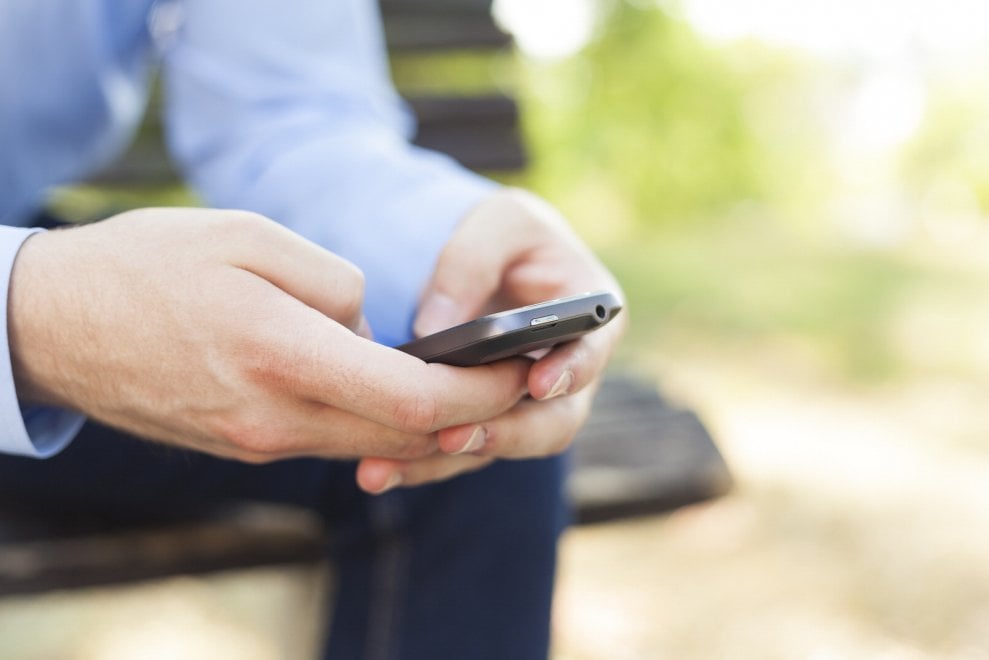 Smartphone, lo controlliamo 80 volte al giorno