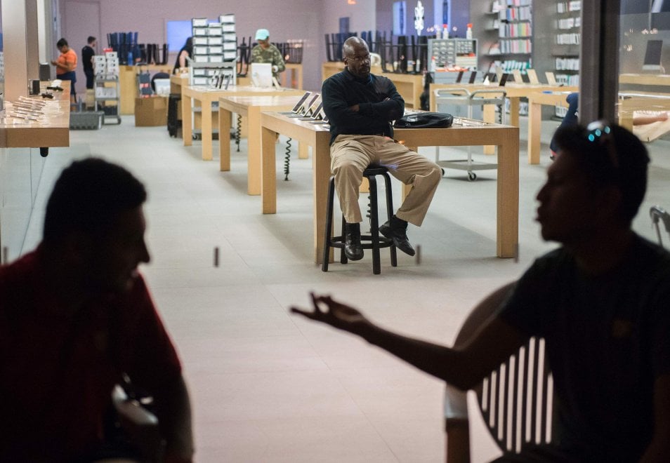 Da Roma a New York: tutti in coda per l'iPhone 7