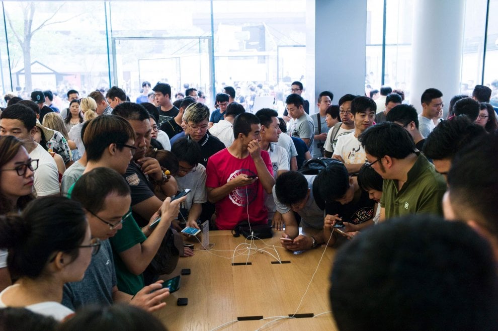 Da Roma a New York: tutti in coda per l'iPhone 7