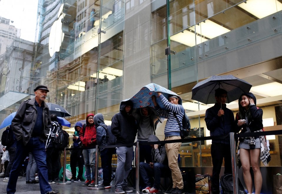 Da Roma a New York: tutti in coda per l'iPhone 7