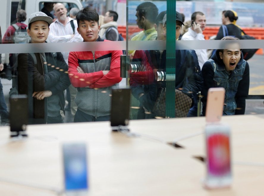 Da Roma a New York: tutti in coda per l'iPhone 7