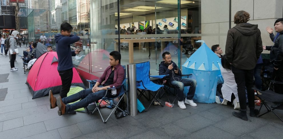 Da Roma a New York: tutti in coda per l'iPhone 7