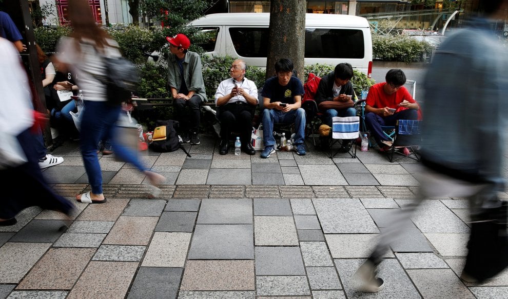 Da Roma a New York: tutti in coda per l'iPhone 7