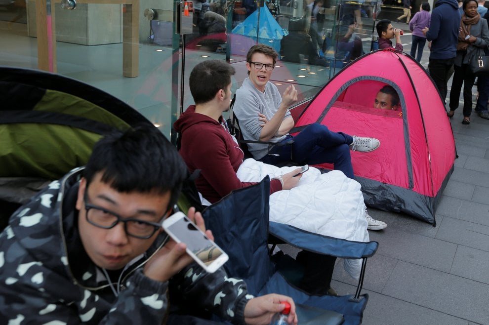 Da Roma a New York: tutti in coda per l'iPhone 7