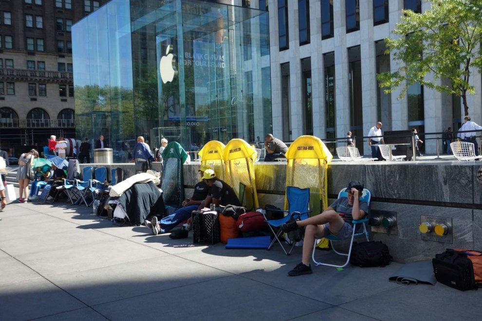 Da Roma a New York: tutti in coda per l'iPhone 7