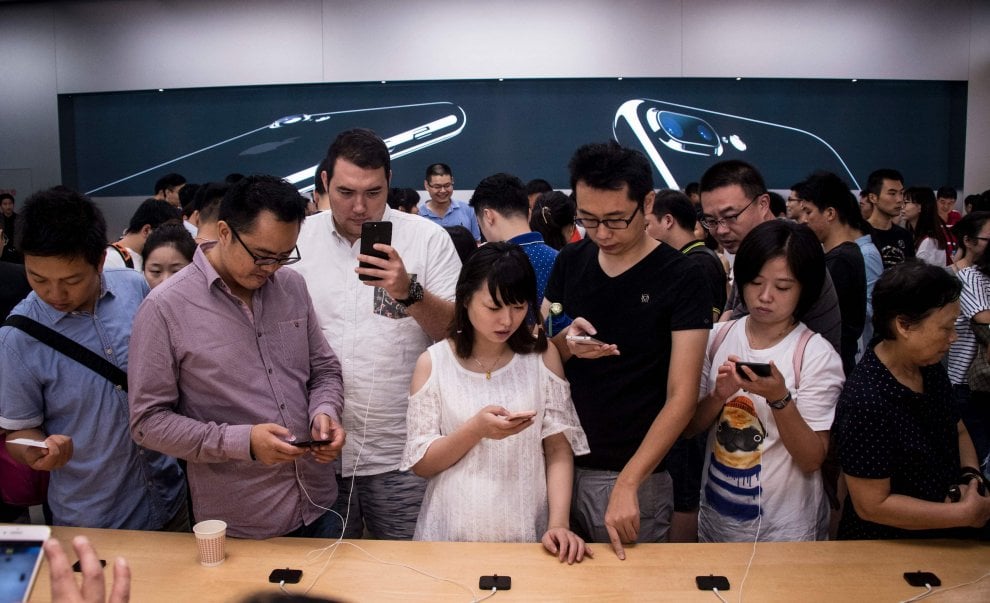 Da Roma a New York: tutti in coda per l'iPhone 7