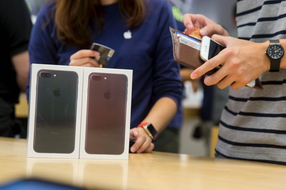 Da Roma a New York: tutti in coda per l'iPhone 7