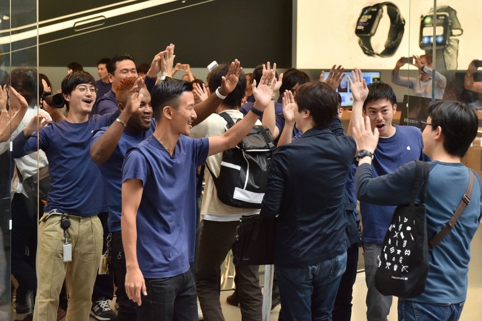 Da Roma a New York: tutti in coda per l'iPhone 7