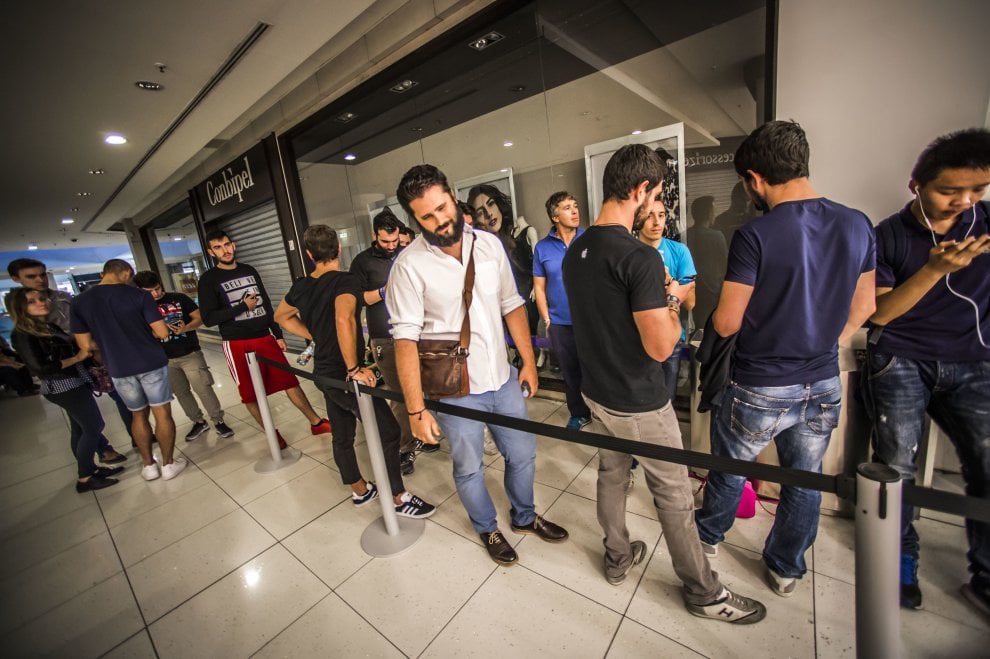 Da Roma a New York: tutti in coda per l'iPhone 7