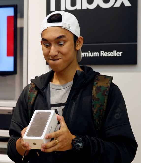 Da Roma a New York: tutti in coda per l'iPhone 7