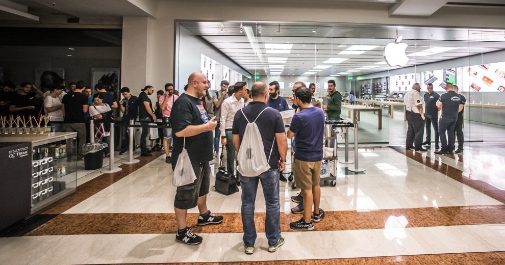 Da Roma a New York: tutti in coda per l'iPhone 7
