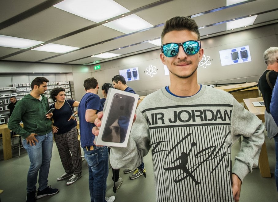 Da Roma a New York: tutti in coda per l'iPhone 7