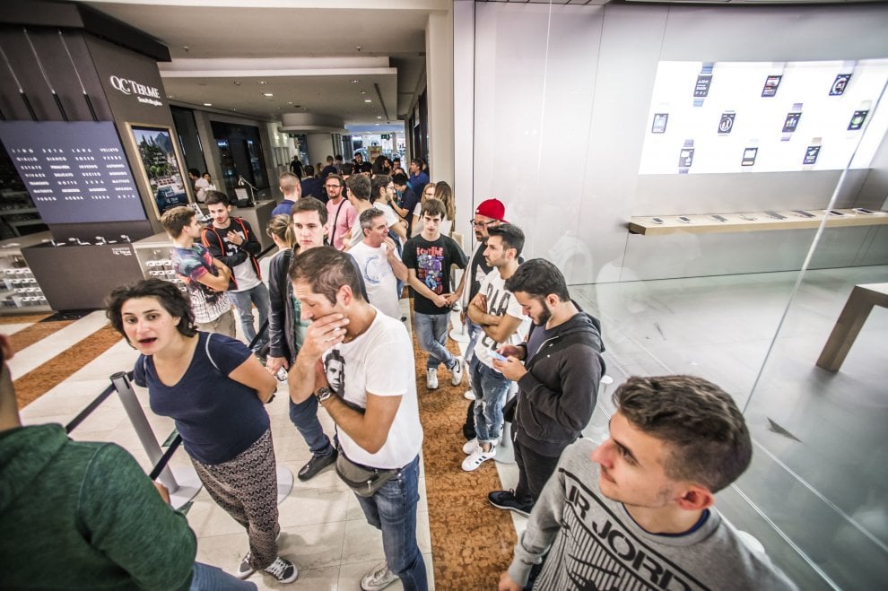 Da Roma a New York: tutti in coda per l'iPhone 7