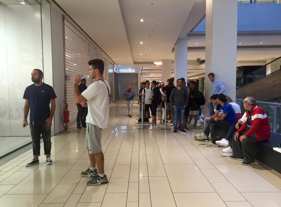 Da Roma a New York: tutti in coda per l'iPhone 7