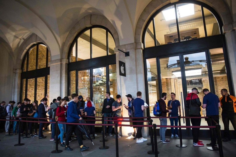 Da Roma a New York: tutti in coda per l'iPhone 7