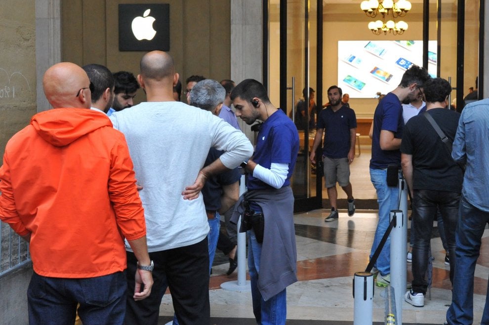 Da Roma a New York: tutti in coda per l'iPhone 7