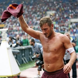 Spalletti regala a Totti una macchina del tempo. E per Ilary la canzone 'Piccolo uomo'...