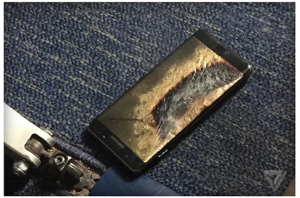 Usa, prende fuoco uno smartphone sull'aereo: passeggeri evacuati