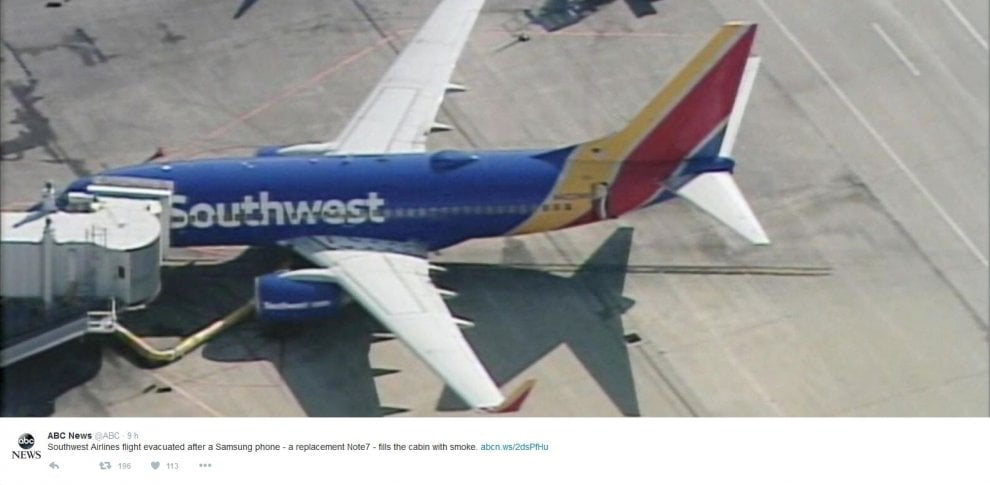 Usa, prende fuoco uno smartphone sull'aereo: passeggeri evacuati