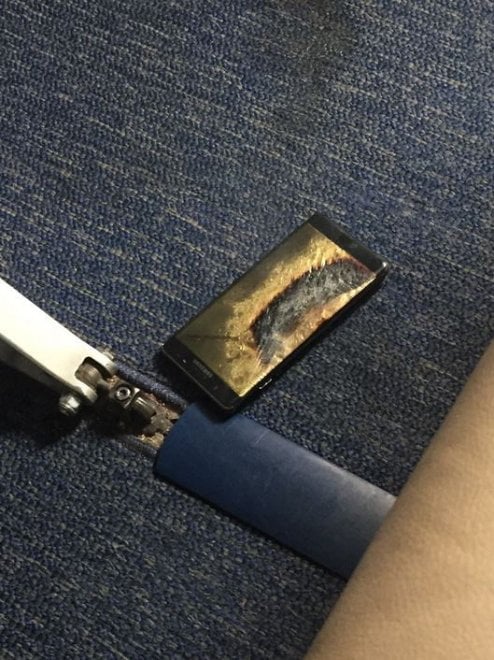 Usa, prende fuoco uno smartphone sull'aereo: passeggeri evacuati