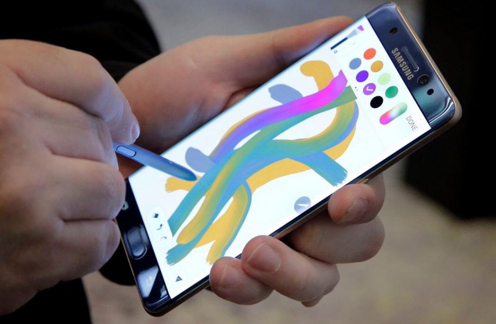 Usa, prende fuoco uno smartphone sull'aereo: passeggeri evacuati