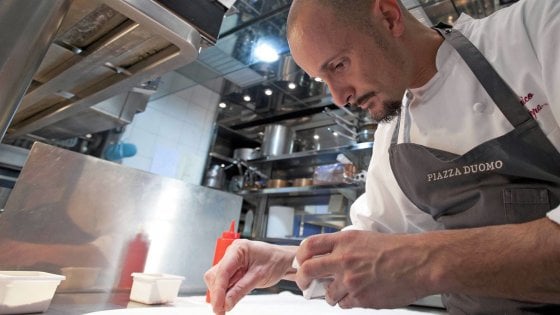 Enrico Crippa nel suo Piazza Duomo di Alba