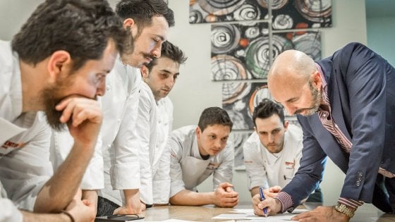 Lo chef si diverte a fare il giro del mondo in un risotto