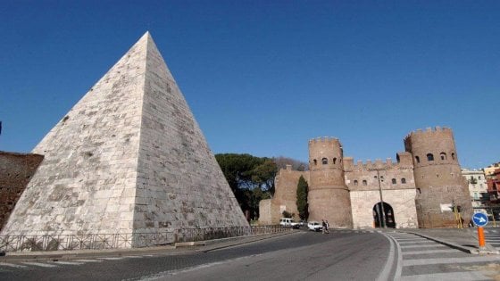 La piramide Ostiense. Il ristorante Nido &egrave; a poche decine di metri