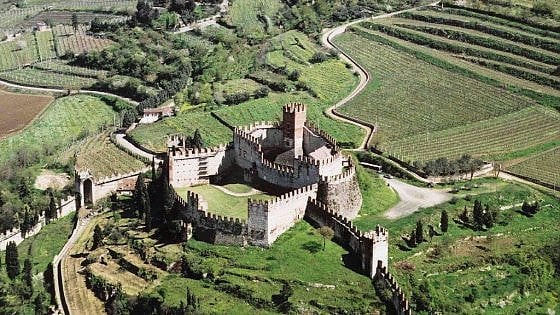 Una veduta del castello di Soave