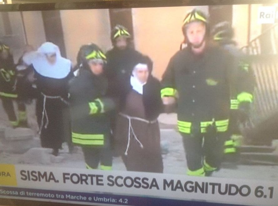 Terremoto, nuova scossa nel Centro Italia: le prime immagini