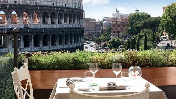 La terrazza di Aroma, di fronte al Colosseo