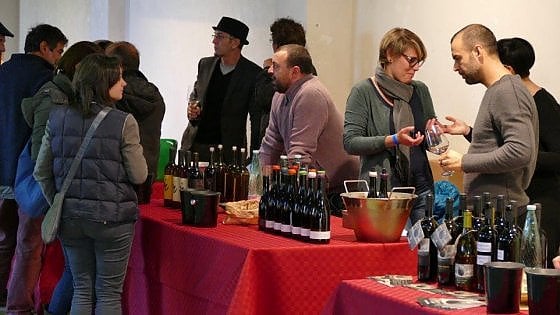 Un banco d'assaggio durante l'edizione romana di VinNatur