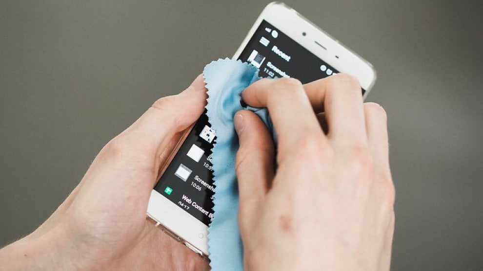 Dal touchscreen alla batteria: come pulire il telefonino