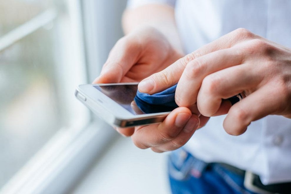 Dal touchscreen alla batteria: come pulire il telefonino