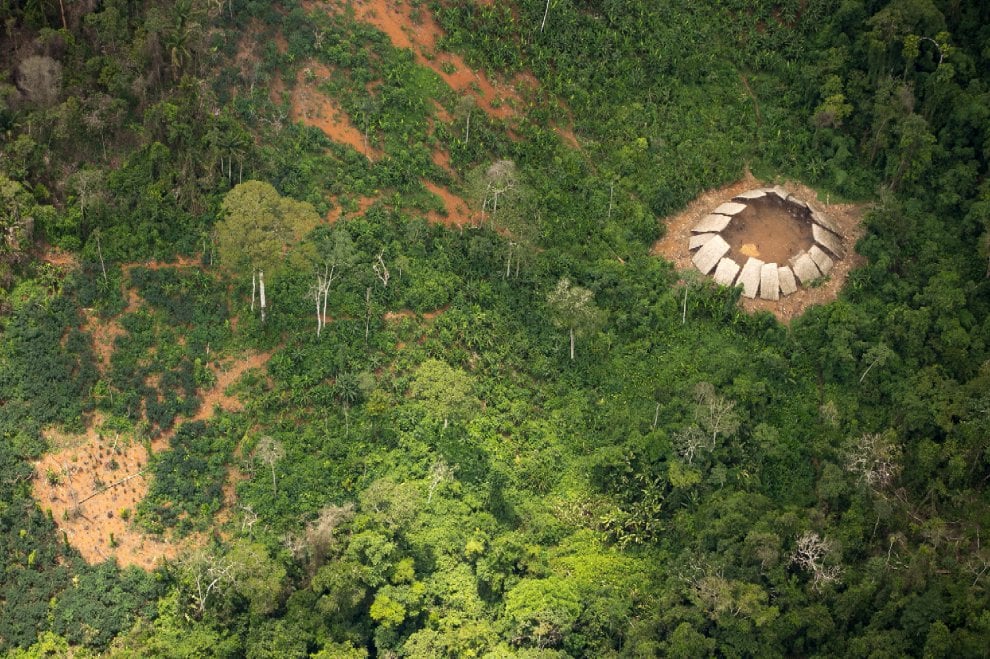 Nuove foto di una tribù amazzonica incontaminata