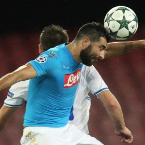Napoli, Albiol: "Lontani dalla Juve. Contro Sassuolo e Inter servono punti"