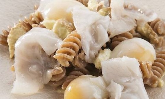 La carbonara di montagna di Norbert Niederkofler, con uova di quaglia, graukase e lardo
