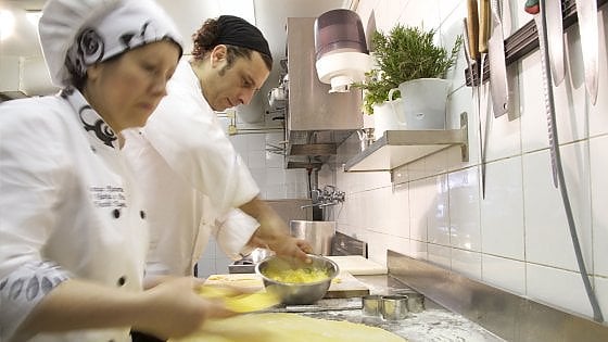 Al lavoro in cucina, in una foto tratta dal sito del locale