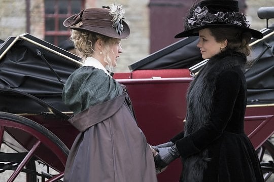 'Amori e inganni', ragazze andate a lezione da Lady Susan