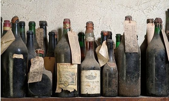 Bottiglie storiche conservate in cantina (dal sito ufficiale)