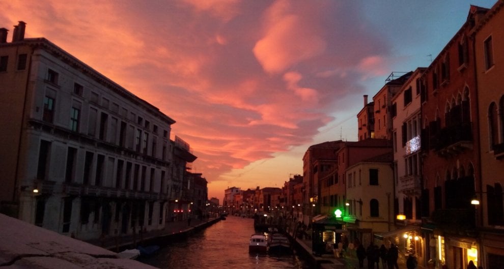 Venezia Il Cielo Si Colora Di Rosso Il Tramonto Spettacolare Visto venezia-il-cielo-si-colora-di-rosso-il-tramonto-spettacolare-visto