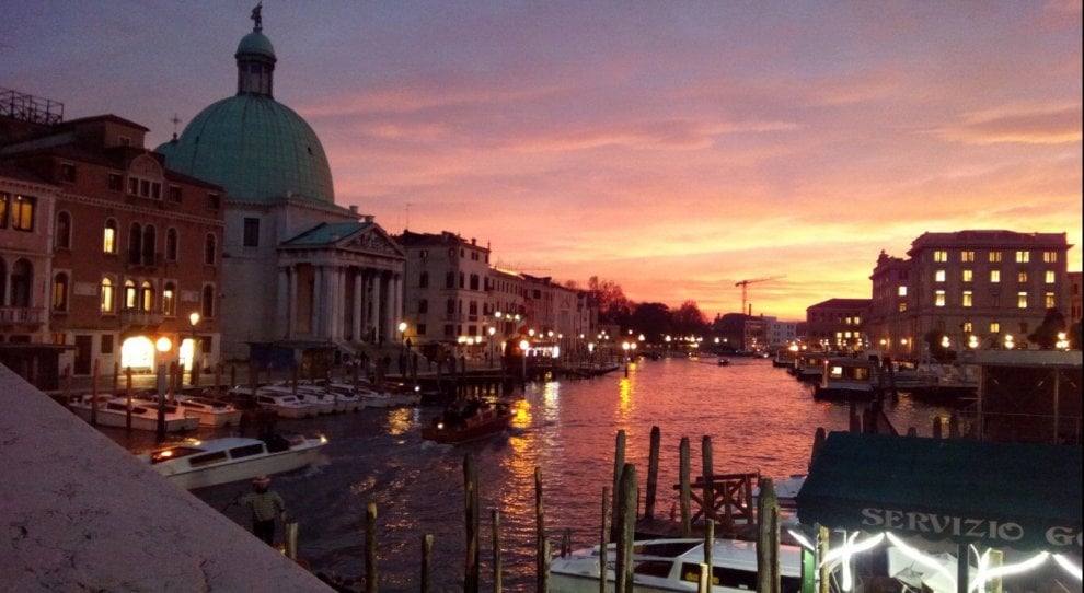 Venezia, il cielo si colora di rosso: il tramonto spettacolare visto dai social