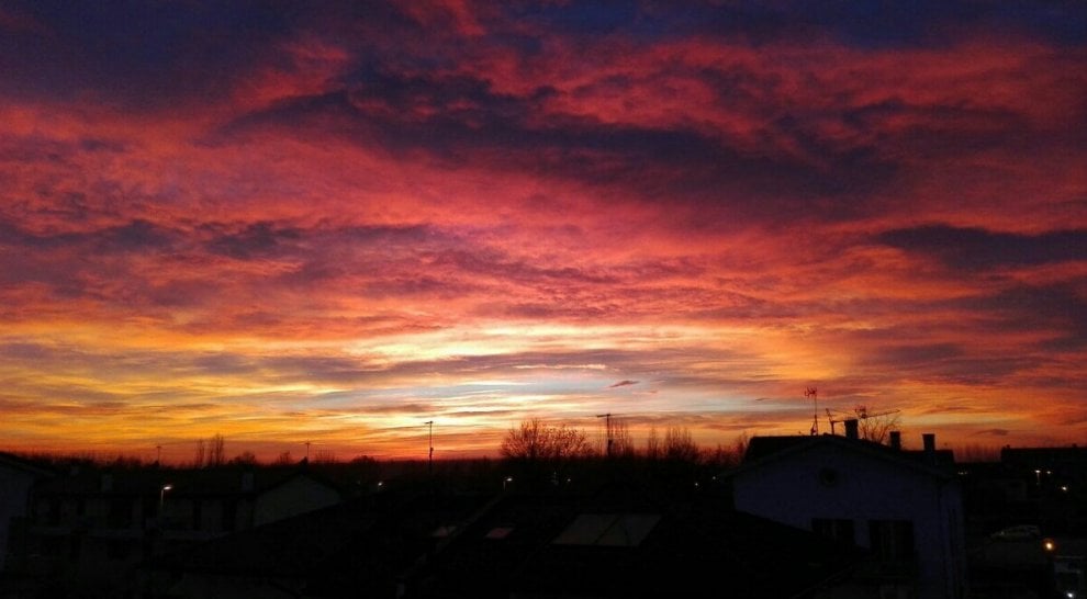 Venezia, il cielo si colora di rosso: il tramonto spettacolare visto dai social