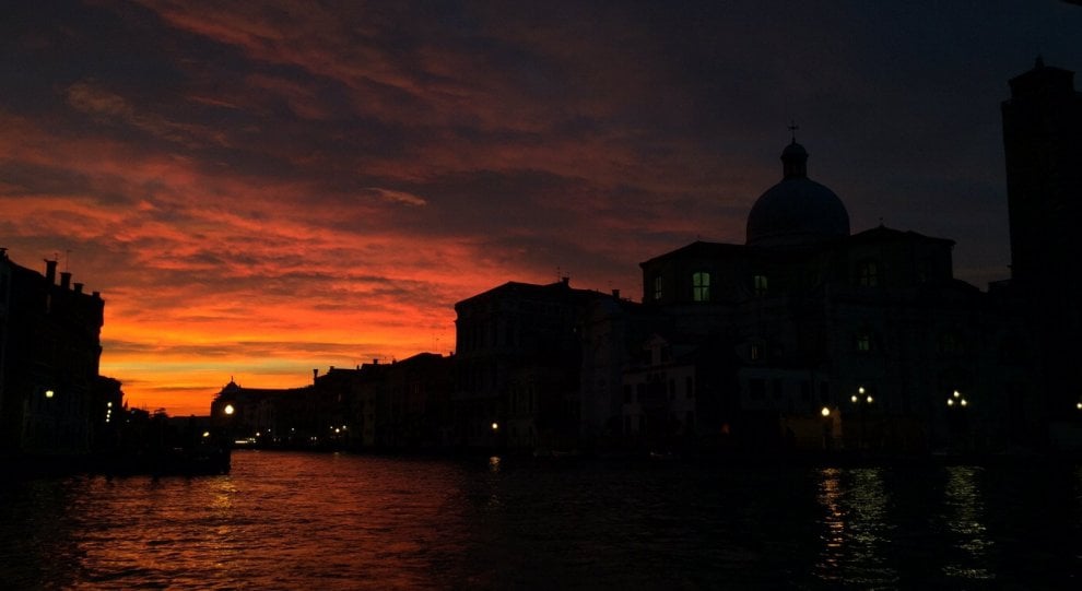 Venezia, il cielo si colora di rosso: il tramonto spettacolare visto dai social