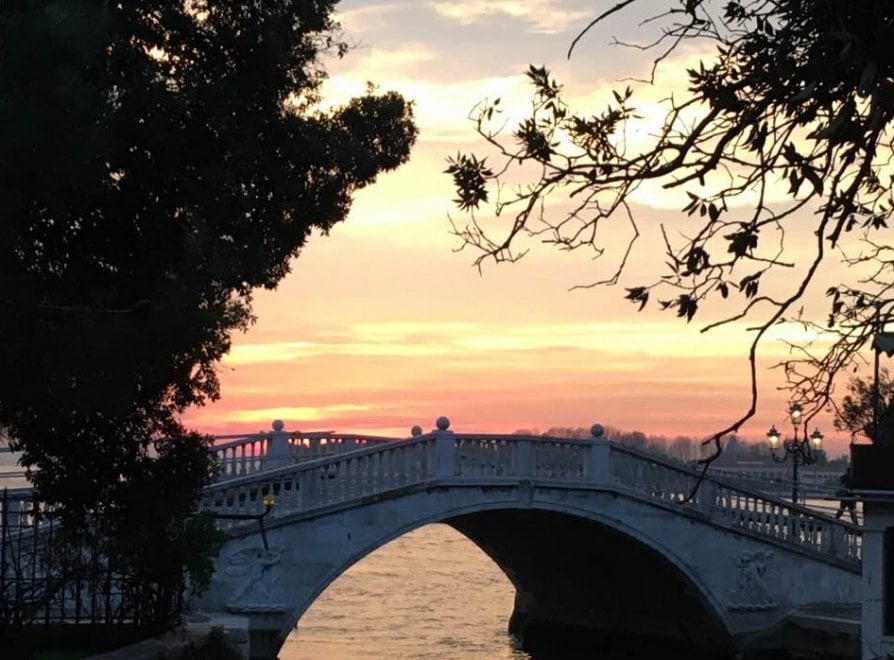 Venezia, il cielo si colora di rosso: il tramonto spettacolare visto dai social