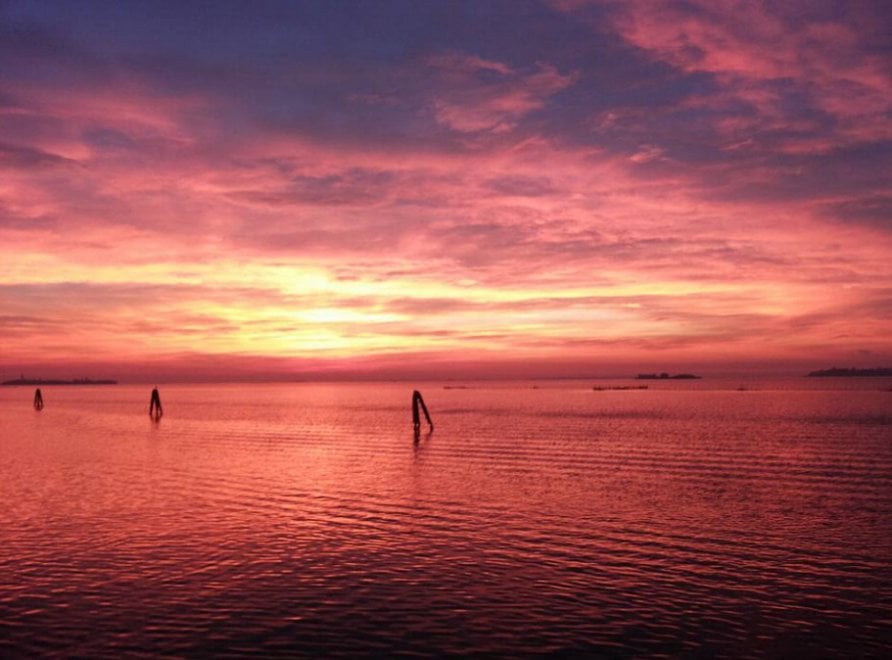 Venezia, il cielo si colora di rosso: il tramonto spettacolare visto dai social