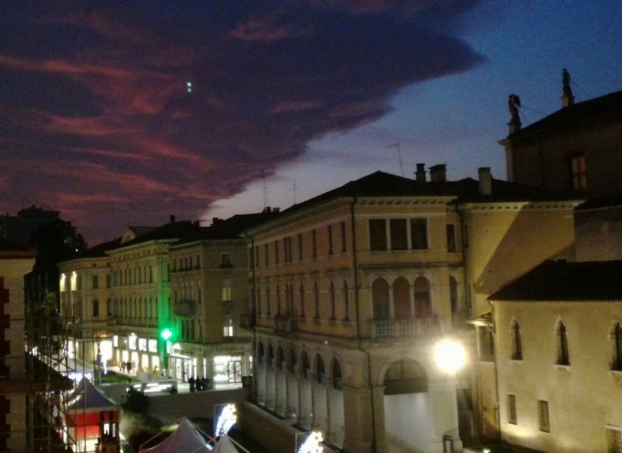 Venezia, il cielo si colora di rosso: il tramonto spettacolare visto dai social